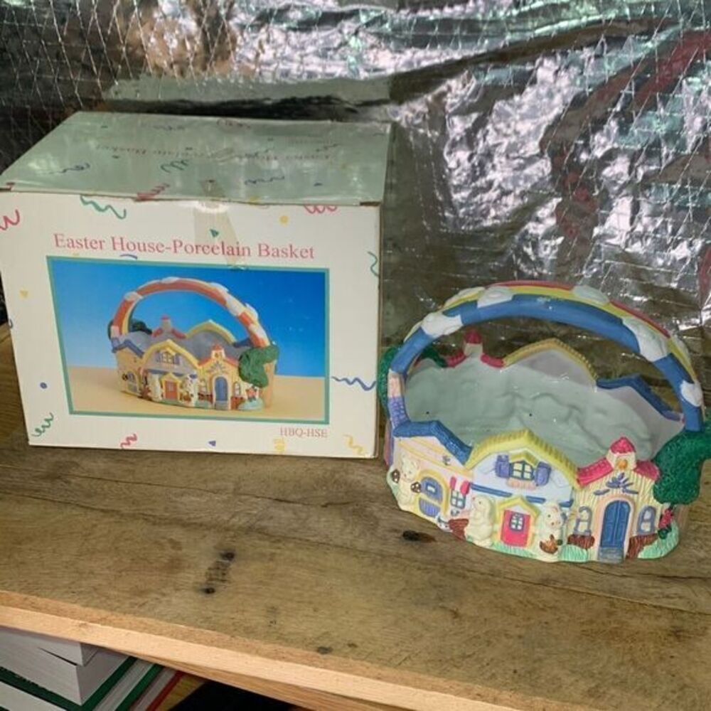 ‎1995 porcelain Easter house basket   Easter decoration. Vintage